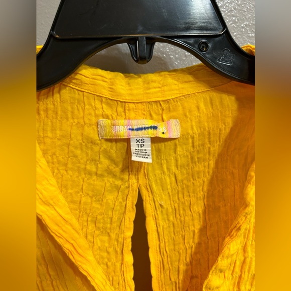 🍁Like New Women’s Urban Outfitters Key Hole Back Button Up - Picture 9 of 12